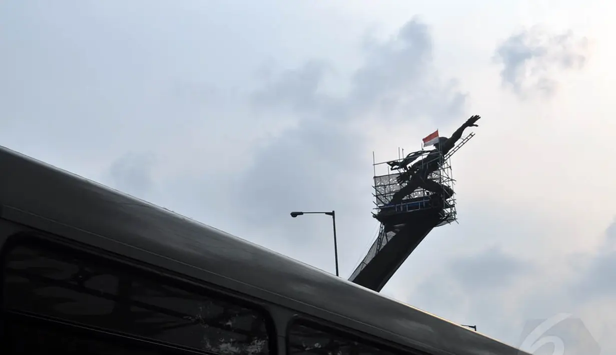 Saat ini, patung setinggi 11 meter itu masih tengah dibersihkan dengan bahan kimia, Jakarta, Jumat (28/8/14). (Liputan6.com/Miftahul Hayat)
