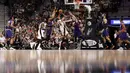 Pemain San Antonio Spurs, Tony Parker #9 mencoba melakukan tembakan melewati hadangan pemain Phoenix Suns, TJ Warren #1 dan Dragan Bender #35 pada laga NBA di AT&T Center, (28/12/2016). (Reuters/Soobum Im-USA TODAY Sports)