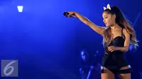 Ariana Grande jadi magnet terbesar yang menyedot animo para penggemarnya di Indonesia. Tampil dalam konser The Honeymoon Tour di JIExpo Kemayoran Hall B-C, Jakarta, Rabu (26/8/2015). (Liputan6.com/Faisal R Syam)