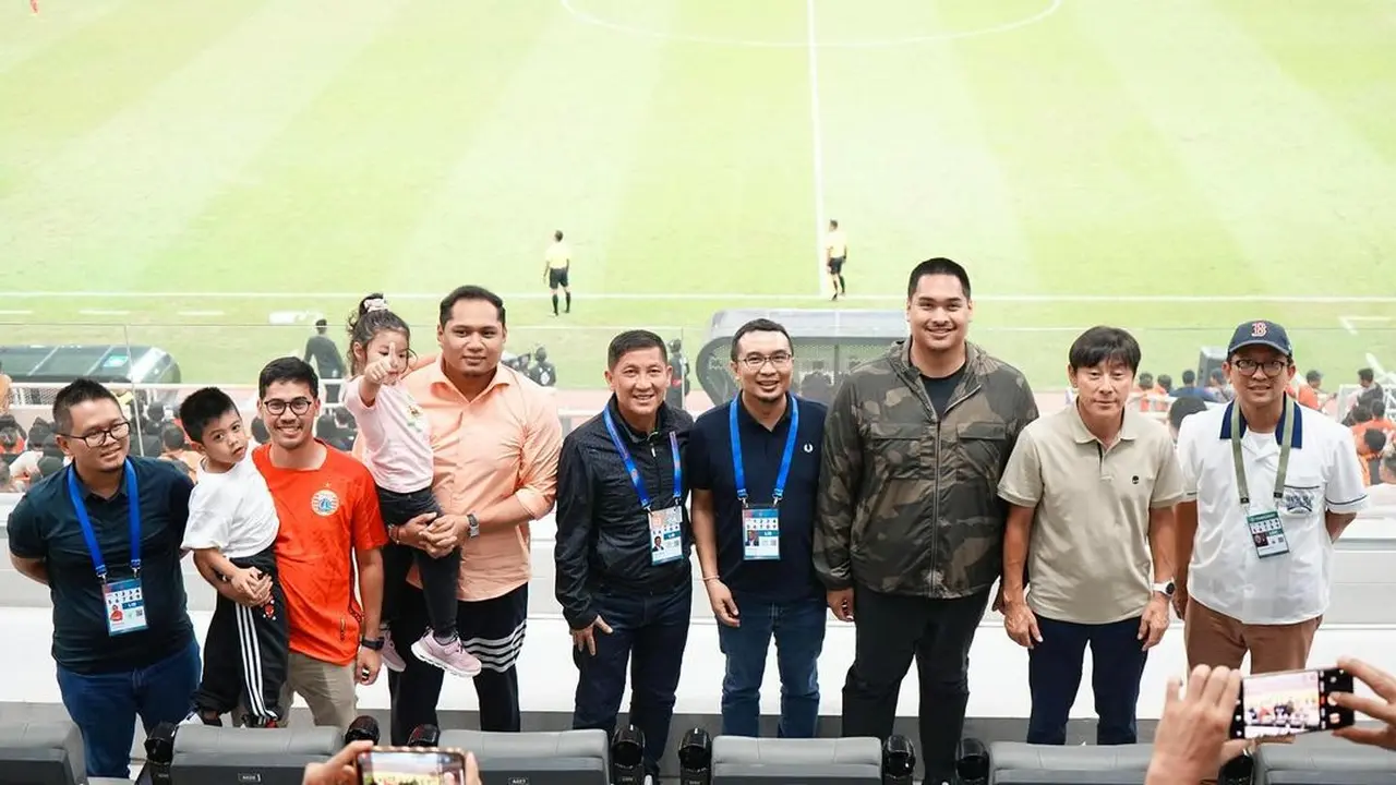 Menteri Pemuda dan Olahraga (Menpora), Dito Ariotedjo bersama pelatih Timnas Indonesia, Shin Tae-yong, menonton Persija Jakarta di Jakarta International Stadium (JIS), Jakarta Utara.