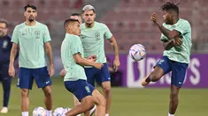 Bek Brasil Thiago Silva (kiri) dan rekannya Fred mengikuti sesi latihan di Stadion Al Arabi SC di Doha, Qatar, Kamis (1/12/2022). Brasil akan bersua Kamerun pada laga terakhir Grup G Piala Dunia 2022 di Lusail Iconic Stadium, Sabtu (3/12/2022) dini hari WIB. (NELSON ALMEIDA / AFP)