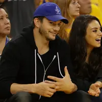 Pasangan selebriti Hollywood yang selalu bikin iri, Asthon Kutcher dan Mila Kunis memang menjadi dambaan para netizen. Tak hanya kemesraan saja, keduanya juga mempunyai kisah cinta seperti drama. (AFP/Bintang.com)