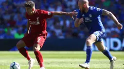 Aksi Roberto Firminho melewati pemain Cardiff City pada laga lanjutan Premier League yang berlangsung di Stadion Millenium, Cardiff, Minggu (21/4). Liverpool menang 2-0 atas Cardiff City. (AFP/Geoff Caddick)
