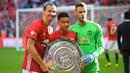 Kiper Manchester United, David de Gea (kanan), Jesse Lingard (tengah), dan Zlatan Ibrahimovic berfoto bersama dengan trofi Community Shield setelah memenangkan laga saat melawan Leicester City di Stadion Wembley, London, 7 Augustus 2016. Kiper berkebangsaan Spanyol tersebut berhasil mempersembahkan tiga trofi Community Shield saat membela Setan Merah, yaitu pada 2011, 2013, dan 2016. (AFP/Glyn Kirk)