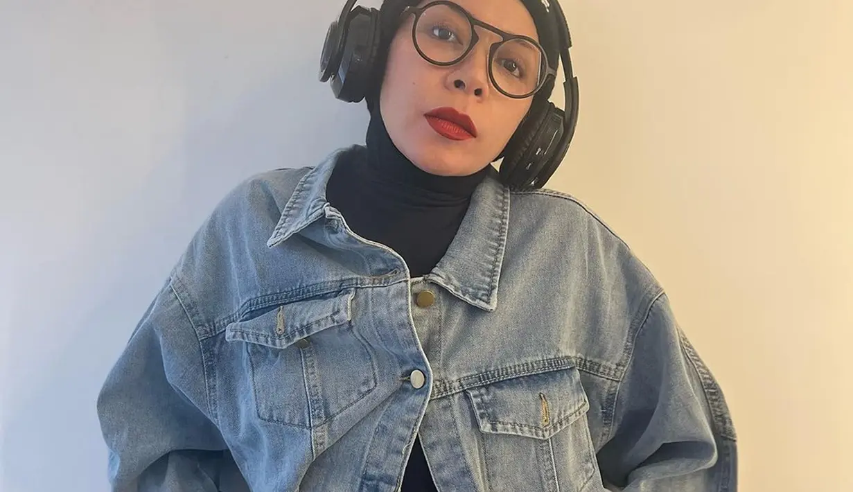 Melly Goeslaw berhasil terlihat setelah diet ketat. Berat badan dari 100 kg turun drastis ke 52 kg. Rahasia turun berat badannya yakni konsistensi diet. Selain itu usaha operasi potong lambung juga efektif membuat berat badannya turun. (Liputan6.com/IG/melly_goeslaw)