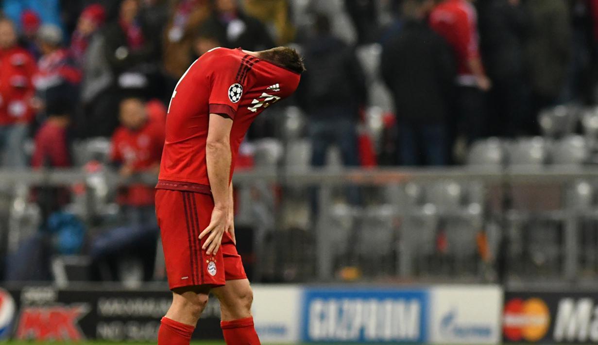 Ekspresi kesedihan gelandang Bayern Munchen, Xabi Alonso, setelah kalah agregat dari Atletico Madrid dalam semifinal Liga Champions di Stadion Allianz Arena, Munchen, Jerman, (3/5/2016). (AFP/Lukas Barth)