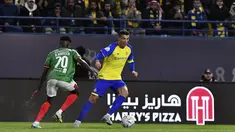 Cristiano Ronaldo dari Al Nassr (kanan) berusaha melewati pemain Al Ettifaq, Abdallah Khateeb selama pertandingan Liga Pro Saudi di Stadion Mrsool Park, di Riyadh, Arab Saudi, Minggu (22/1/2023). Al Nassr menang tipis atas Ettifaq dengan skor 1-0. (AP Photo)