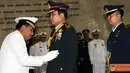 Citizen6, Jakarta: Panglima TNI Laksamana TNI Agus Suhartono, menyematkan Tanda Kehormatan Bintang Kartika Eka Paksi Utama kepada Jenderal Prayuth Chan-Ocha, di Ruang Hening Mabes TNI Cilangkap, Jakarta, Kamis (20/9). (Pengirim: Badarudin Bakri).