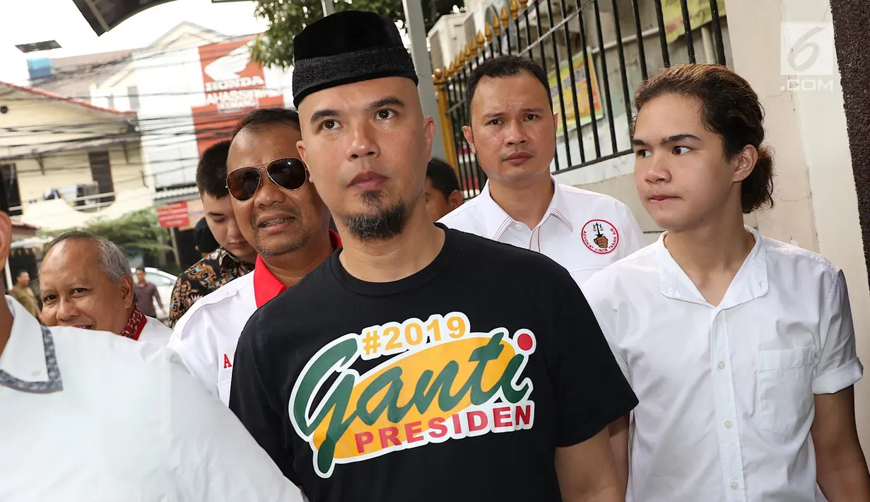 Musisi Ahmad Dhani (tengah) bersiap menjalani sidang perdana kasus ujaran kebencian di PN Jakarta Selatan, Senin (16/4). Dhani dinilai melanggar Pasal 28 Ayat 2 Juncto Pasal 45A Ayat 2 UU Nomor 19 Tahun 2016 Tentang ITE. (Liputan6.com/Immanuel Antonius)