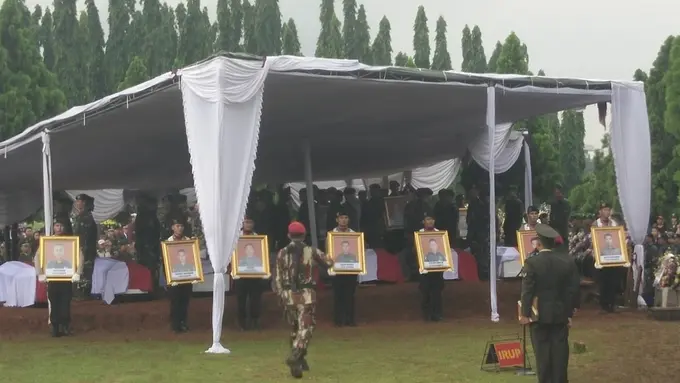 Suasana Pemakaman 13 Jenazah TNI Korban Helikopter Jatuh di Poso