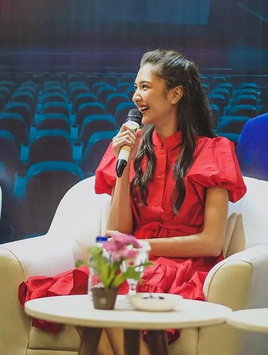 Mikha Tambayong saat menjadi pembicara di sebuah acara IndiFestMovieCompetition 2022. penampilan Mikha Tambayong tetap mencuri perhatian. Banyak netizen yang khawatir hingga mengkritik karena dianggap terlalu kurus. (Instagram/miktambayong)