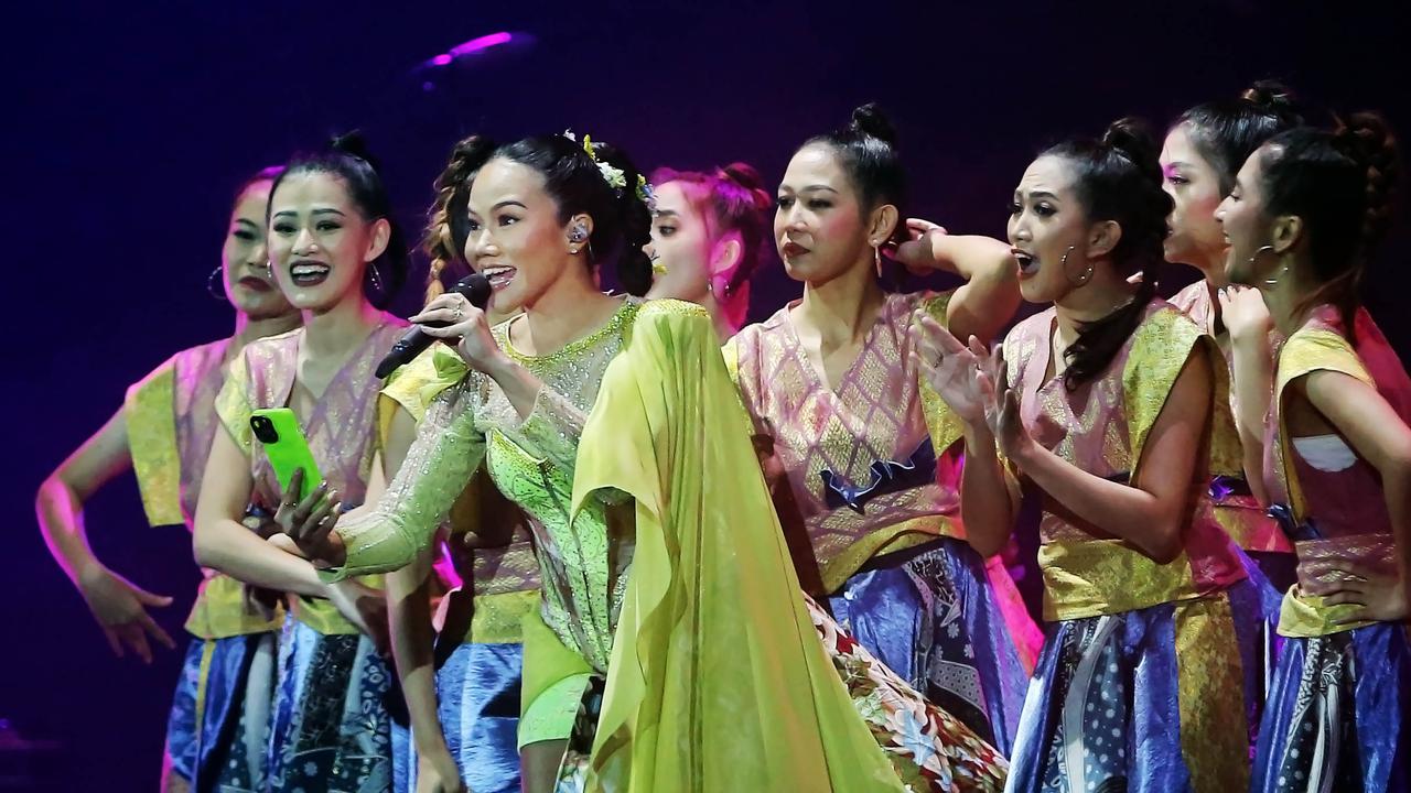 Yura Yunita tampil memukau di konser Pertunjukan Tutur Batin yang digelar Jumat, 16 Juni 2023 di Tennis Indoor, Senayan, Jakarta Pusat. (Foto: Bambang E. Ros/Fimela)