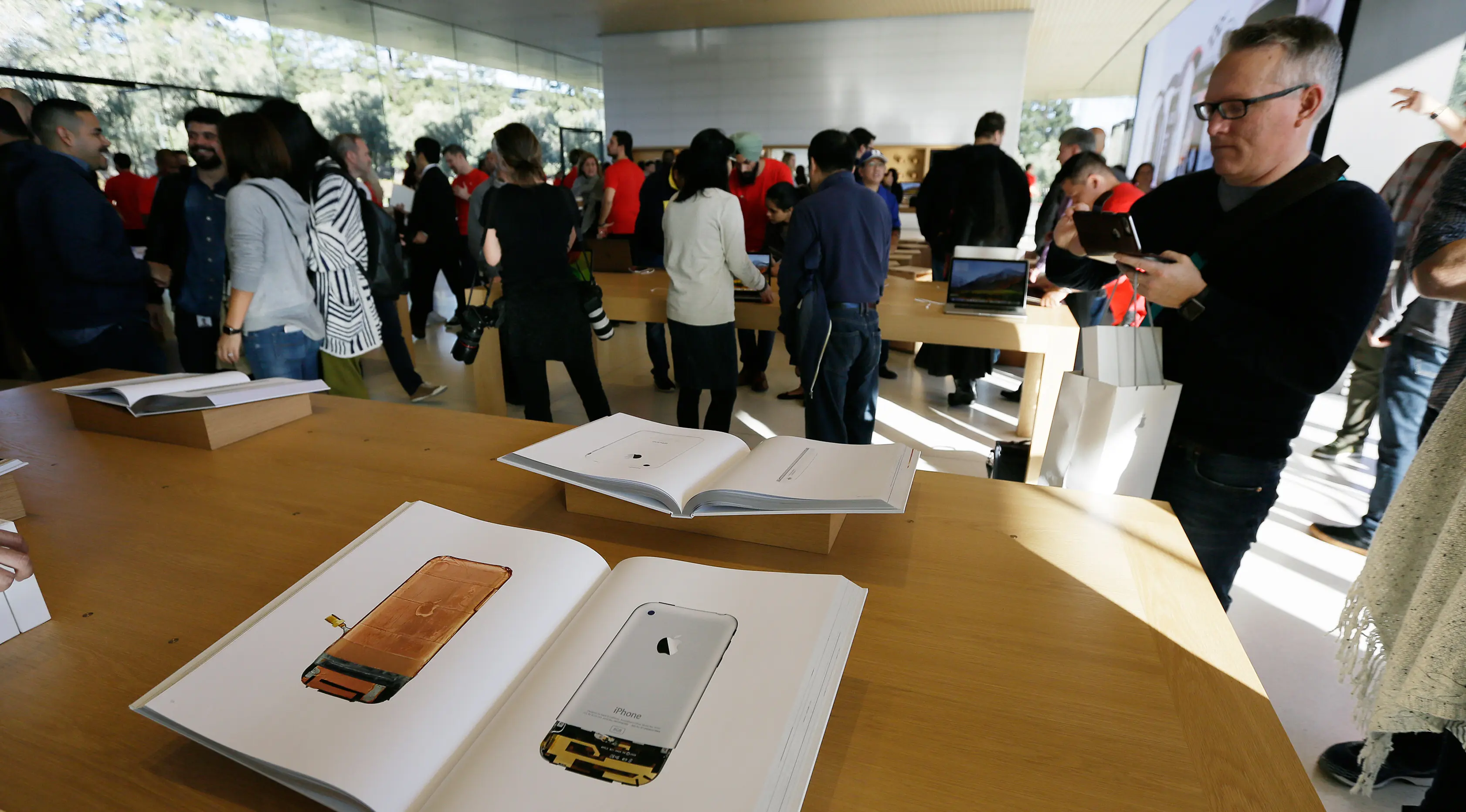 Pengunjung menghadiri pembukaan Visitor Center di kawasan Apple Park di Cupertino, California, Jumat (17/11). Di dalamnya terdapat area untuk penjualan produk-produk, seperti iPhone, iPad, Apple Watch, MacBook dan merchandise bermerek. (AP/Eric Risberg)
