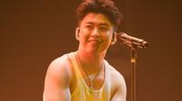 Potret Rich Brian saat manggung. Credit: Instagram/Brianimanuel