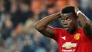 Ekspresi pemain Manchester United (MU), Paul Pogba saat gagal mencetak gol ke gawang Valencia pada babak penyisihan Grup H Liga Champions di Stadion Mestalla, Valencia, Spanyol, Rabu (12/12). MU kalah 1-2 atas Valencia. (AP Photo/Alberto Saiz)