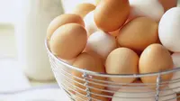 Berbahaya, sebaiknya kamu nggak mencuci telur sebelum disimpan. Simak alasannya di sini! (Sumber Foto: Alamy/Huffington Post)