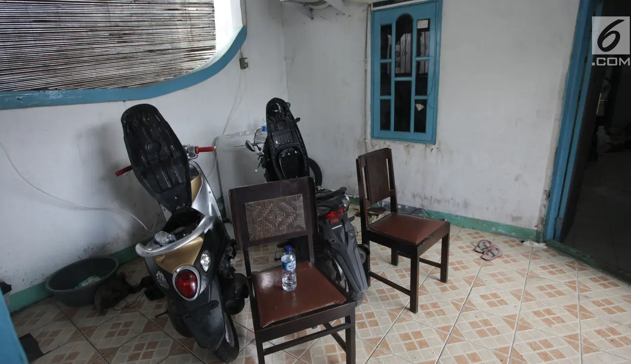 Dua unit motor berada di teras rumah lokasi penggerebekan peredaran narkoba di Kampung Ambon, Jakarta, Rabu (24/1). Berbagai jenis narkotika, uang tunai puluhan juta rupiah, alat hisap hingga senjata api diamankan dari lokasi. (Liputan6.com/Arya Manggala)