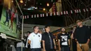 Anggota Exco PSSI, Arya Sinulingga, melihat foto saat menghadiri pembukaan pameran foto dan peluncuran buku "90' & Beyond" di Sarinah, Jakarta Pusat, pada Minggu (24/8/2025). (Dok. PSSI Pers/PFI Jakarta)