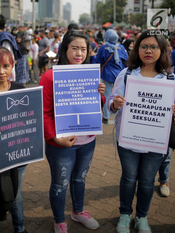 Massa yang tergabung dalam Aliansi Masyarakat Sipil untuk Keadilan dan Demokrasi menggelar aksi saat car free day (CFD) di kawasan Bundaran HI, Jakarta, Minggu (15/9/2019). Massa mengatakan RUU KUHP berpotensi digunakan untuk mengkriminalisasi korban kekerasan seksual. (Liputan6.com/Faizal Fanani)