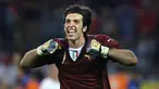 Sejak edisi 1994 FIFA selalu menganugerahkan penghargaan Golden Glove atau Sarung Tangan Emas kepada kiper terbaik yang tampil di putaran final Piala Dunia. Dalam perjalanannya, tak jarang mereka yang terpilih sebagai penerima Golden Glove juga dibarengi dengan membawa negaranya menjuarai Piala Dunia. Berikut 5 penjaga gawang yang menyabet penghargaan Golden Glove dalam 5 edisi terakhir Piala Dunia. (AFP/Patrick Hertzog)
