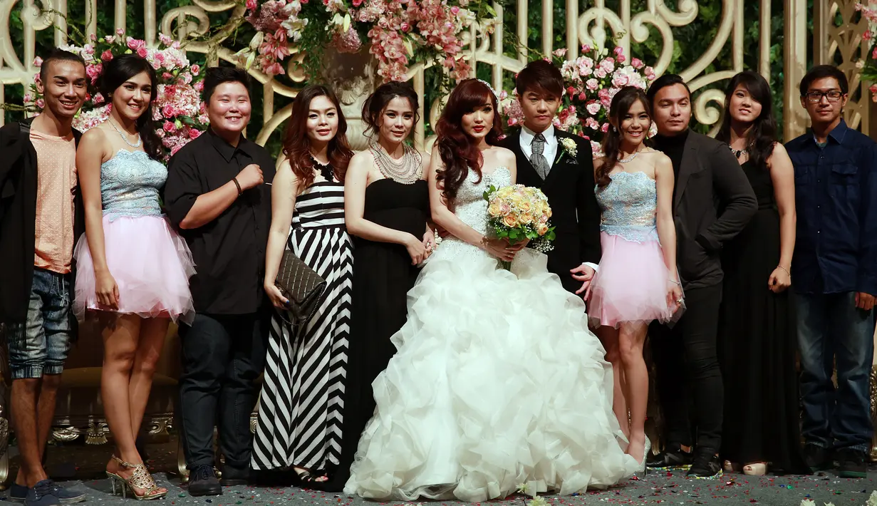 Ballroom tempat Angel dan Rudy menikah berkonsep ‘garden party’ lantaran mereka tak bisa menggelar pesta kebun jika tak ada AC atau pendingin ruangan. Mereka pun menyebar 1000 undangan untuk keluarga, saudara, dan teman-teman. (Deki Prayoga/Bintang.com)