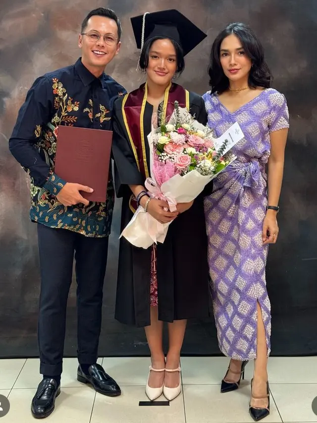 Anak Artis Punya Paras Good Looking saat Wisuda Kelulusan.