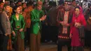 Presiden Jokowi dan Ibu Negara Ariana Widodo menerima kedatangan keluarga mempelai pria Bobby Nasution pada acara serah teima Paningset dan Midodareni di kediamannya di Surakarta, Selasa (7/11). (Liputan6.com/Angga Yuniar)