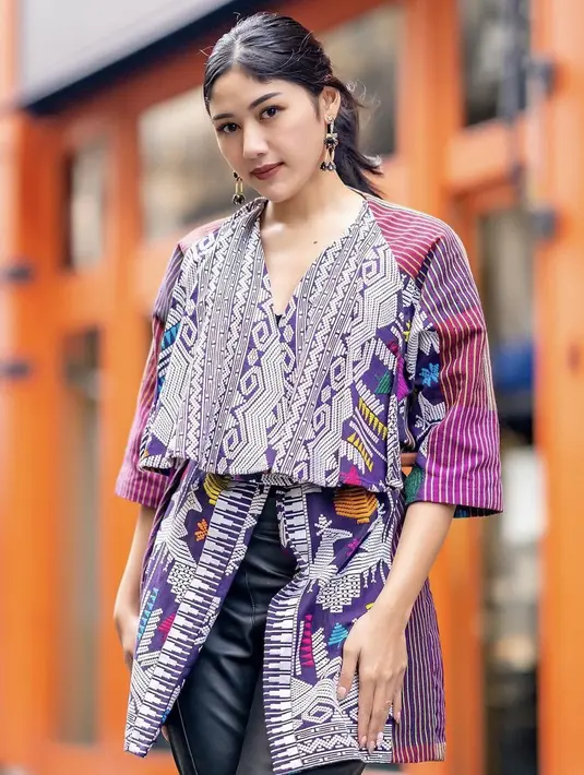 <p>Erina tampil mengenakan&nbsp;atasan yang terbuat daru tenun Lombok berwarna ungu rancangan desainer Ari Seputra bersama Cita Tenun Nusantara. Credit: Instagram/(@erinagudono)</p>