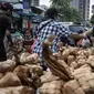 Pedagang melayani pembeli ketupat matang di jalan kawasan Rawamangun, Jakarta, Senin (19/7/2021). Jelang Hari Raya Idul Adha, pedagang ketupat matang atau siap saji musiman mulai ramai menjajakan makanan khas Lebaran tersebut di pinggir jalan kawasan Rawamangun. (merdeka.com/Iqbal S. Nugroho)