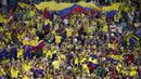 Suporter Kolombia memberikan dukungan saat melawan Brasil pada laga persahabatan di Stadion Hard Rock, Florida, Jumat (6/9). Kedua negara bermain imbang 2-2. (AFP/Rhona Wise)