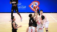 Sejumlah pemain Timnas Basket Indonesia dan Indonesia Patriots berebut bola pada laga Indonesia International Basketball Invitational di Indonesia Arena, Senayan, Jakarta, Rabu (02/08/2023). (Bola.com/Bagaskara Lazuardi)