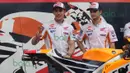 Marc Marquez dan Dani Pedrosa menghadiri peluncuran tim MotoGP Repsol Honda 2016 di Sirkuit Sentul, Bogor, Minggu (14/2/2016). (Bola.com/Nicklas Hanoatubun)