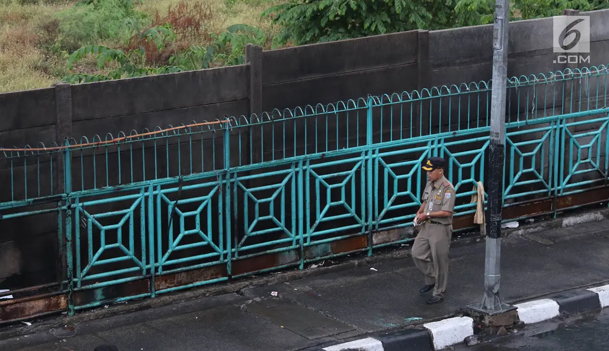 Personel Satpol PP berjaga di sekitar trotoar kawasan Senen, Jakarta, Kamis (22/11). Penjagaan itu menyebabkan trotoar di kawasan Senen bebas dari PKL yang biasa berjualan pakaian bekas. (Liputan6.com/Immanuel Antonius)