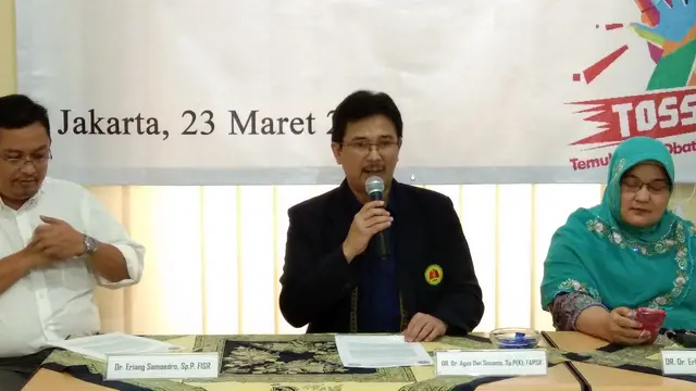 dr. Agus Dwi Susanto (tengah) bersama dr. Erlina Burhan dari Perhimpunan Dokter Paru Indonesia, memberikan paparan terkait bahaya tuberkulosis di Jakarta, Jumat (23/3/2018). (Liputan6.com/Giovani Dio Prasasti).