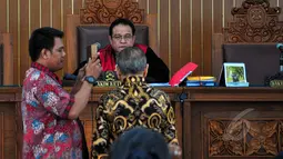 Mantan Hakim Agung, Yahya Harahap diambil sumpahnya sebelum menjadi saksi pada sidang praperadilan  mantan Menteri ESDM, Jero Wacik terhadap KPK di Pengadilan Negeri Jakarta Selatan, Jumat (24/4/2015). (Liputan6.com/Yoppy Renato) 