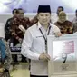 Ketua Umum Perindo Harry Tanoesoedibjo (tengah) mendapatkan nomor 9 sebagai peserta pemilu 2019 saat pengundian nomor urut parpol di kantor KPU, Jakarta, Minggu (19/2). (Liputan6.com/Faizal Fanani)