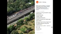 Para pengendara motor 'Maju kena mundur kena' karena dihadang polisi di Jalan Layang Non Tol (JLNI) dari arah Kampung Melayu-Tanah Abang, Jakarta Selatan, Senin (19/2/2018). (Instagram @jktinfo)