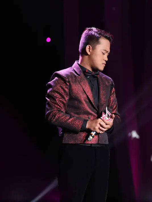 Runner up Dangdut Academy 2 ini menuai banyak pujian dari para juri, jika dilihat dari penampilan semua peserta di grup E memang Danang terlihat lebih menonjol dengan kemampuan vokal yang dimilikinya. (Nurwahyunan/Bintang.com)