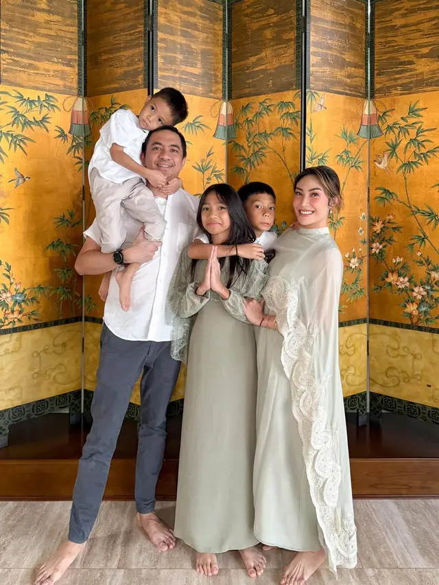 8 Gaya Kompak Keluarga Artis Pakai Baju Sarimbit saat Rayakan Idul Adha 2025, dari Bunga Citra Lestari hingga Ashanty