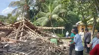 Rumah seorang warga di Banyuwangi roboh dengan tanah akibat dihantam angin kencang (Istimewa)