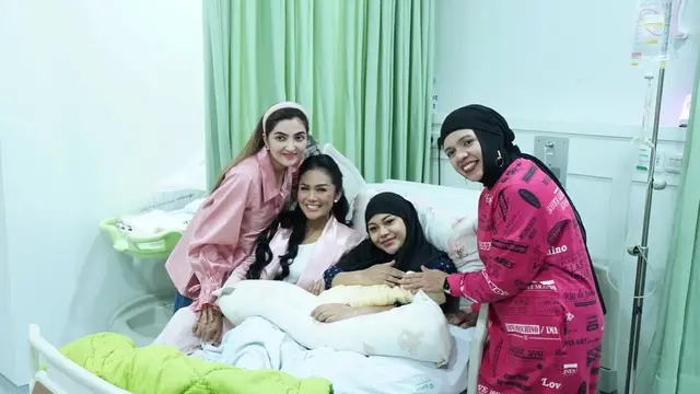 7 Potret Krisdayanti, Ashanty dan Geni Faruk saat Jenguk Cucu Ini Kompak Banget