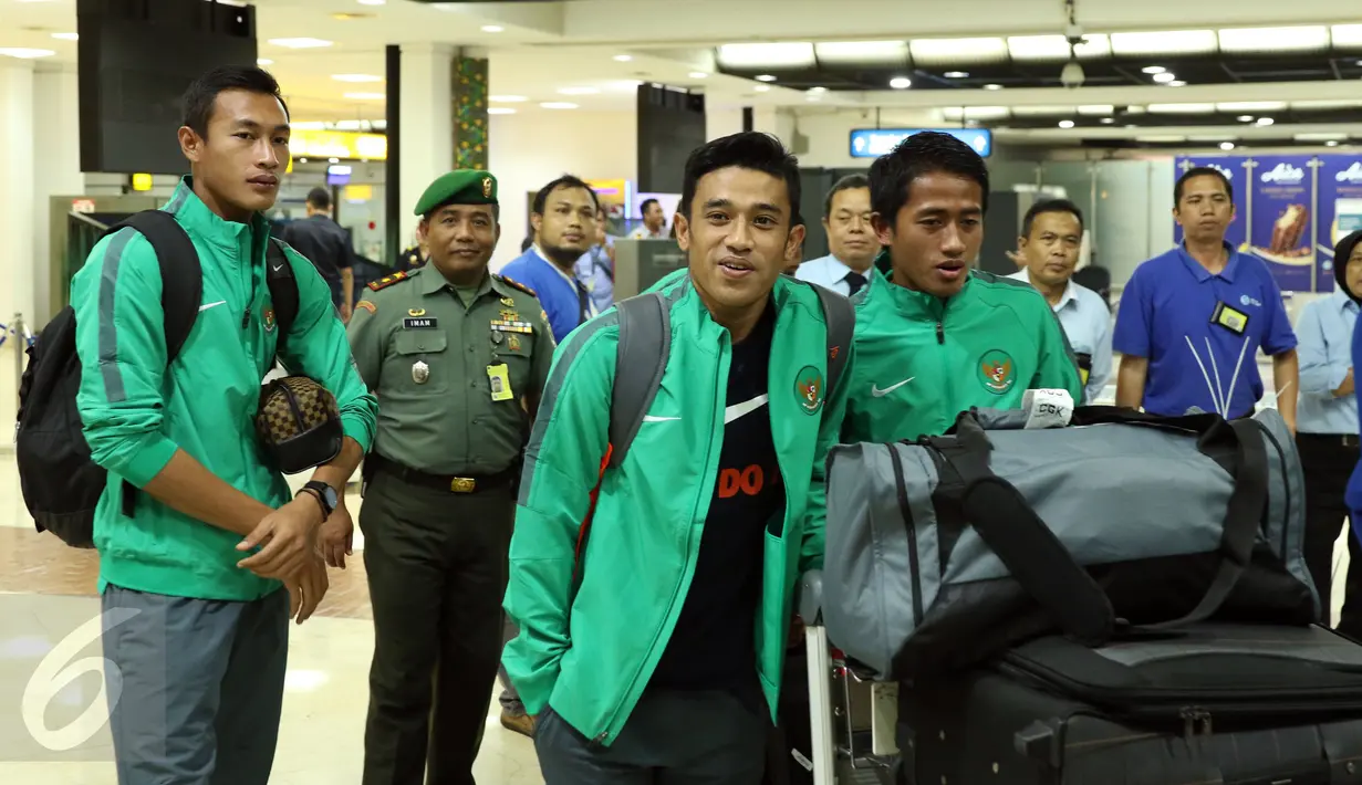 Pemain Timnas Indonesia, Benny Wahyudi (tengah) berjalan meninggalkan Bandara Soekarno Hatta, Tangerang, Minggu (18/12). Sebelumnya, Indonesia melakoni laga final kedua Piala AFF 2016 kontra Thailand. (Liputan6.com/Helmi Fithriansyah)