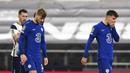 Pemain Chelsea tampak kecewa usai ditaklukkan Tottenham Hotspur pada laga Piala Liga Inggris di London, Rabu (30/9/2020). Tottenham menang adu penalti dengan skor 5-4 (1-1). (Neil Hall/Pool via AP)