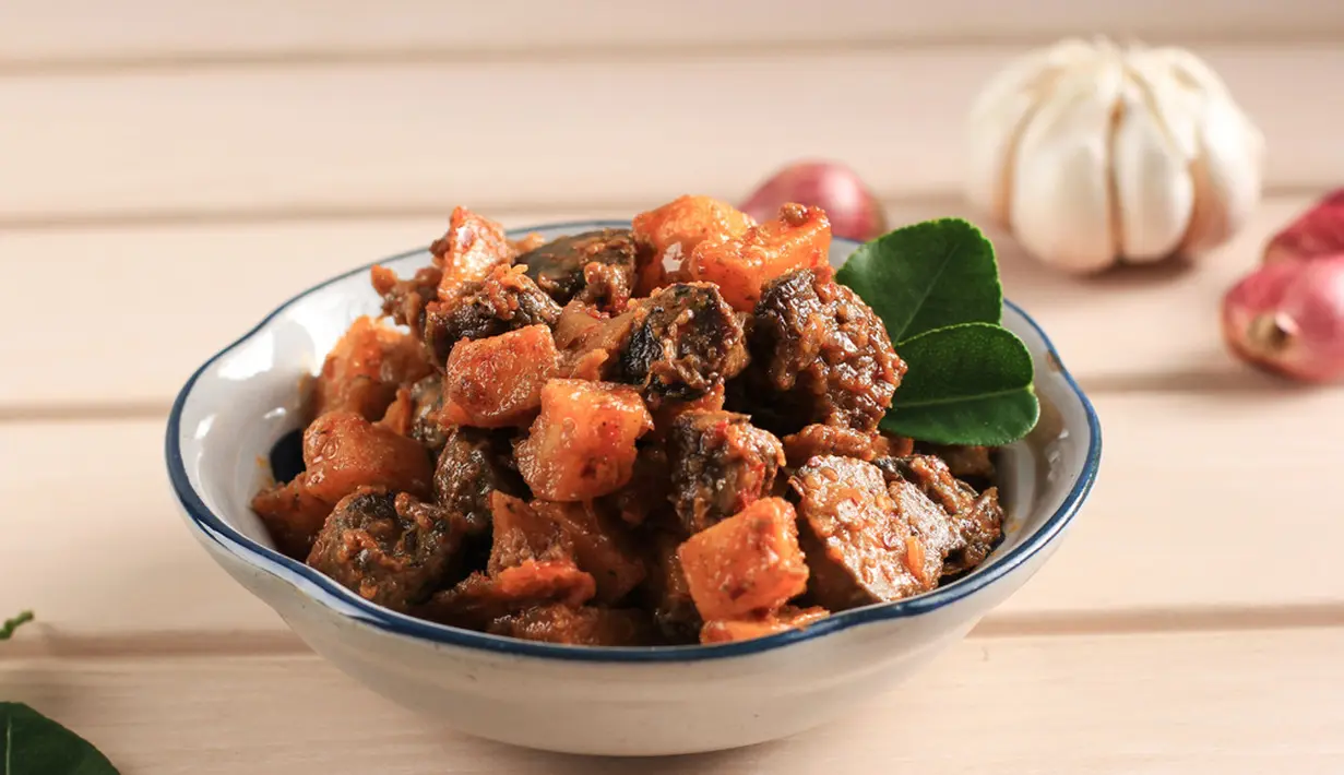 Sambal goreng kentang daging paling nikmat dan tahan lama disantap kapan saja.(Ika Rahma H/Shutterstock)