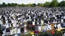 Umat muslim berkumpul untuk melaksanakan salat Idul Adha di Small Heath Park, Birmingham, Inggris, 9 Juli 2022. Umat muslim seluruh dunia merayakan Idul Adha atau Hari Raya Kurban untuk memperingati kesediaan Nabi Ibrahim mengorbankan putranya. (Jacob King/PA via AP)