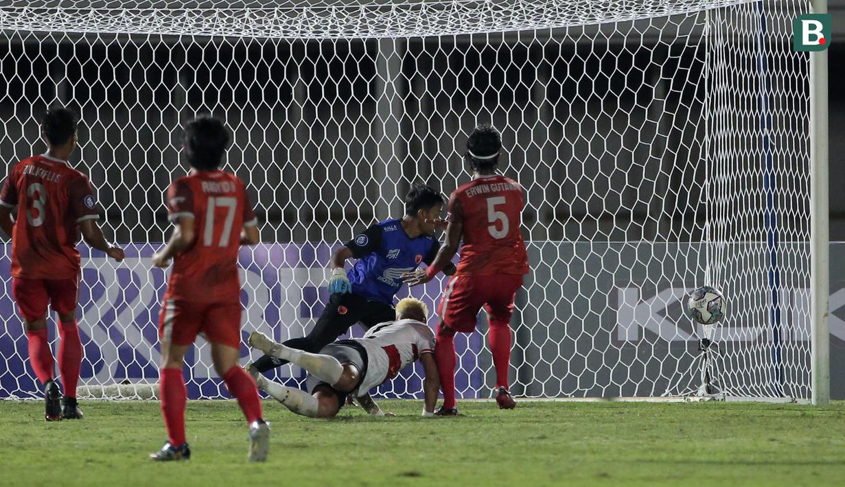 Pemain Madura United, Rafael Feital Da Silva (tengah) berhasil menjebol gawang PSM Makassar saat laga BRI Liga 1 2021/2022 antara Madura United melawan PSM Makassar di Stadion Madya, Jakarta, Minggu (12/9/2021). Pertandingan berakhir imbang 1-1. (Foto: Bola.com/Ikhwan Yanuar)