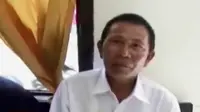 Seorang PNS kantor Kecamatan Andreapi ditangkap polisi karena berjudi. Selain itu, bocah yatim piatu berjualan sayur dengan gerobak keliling