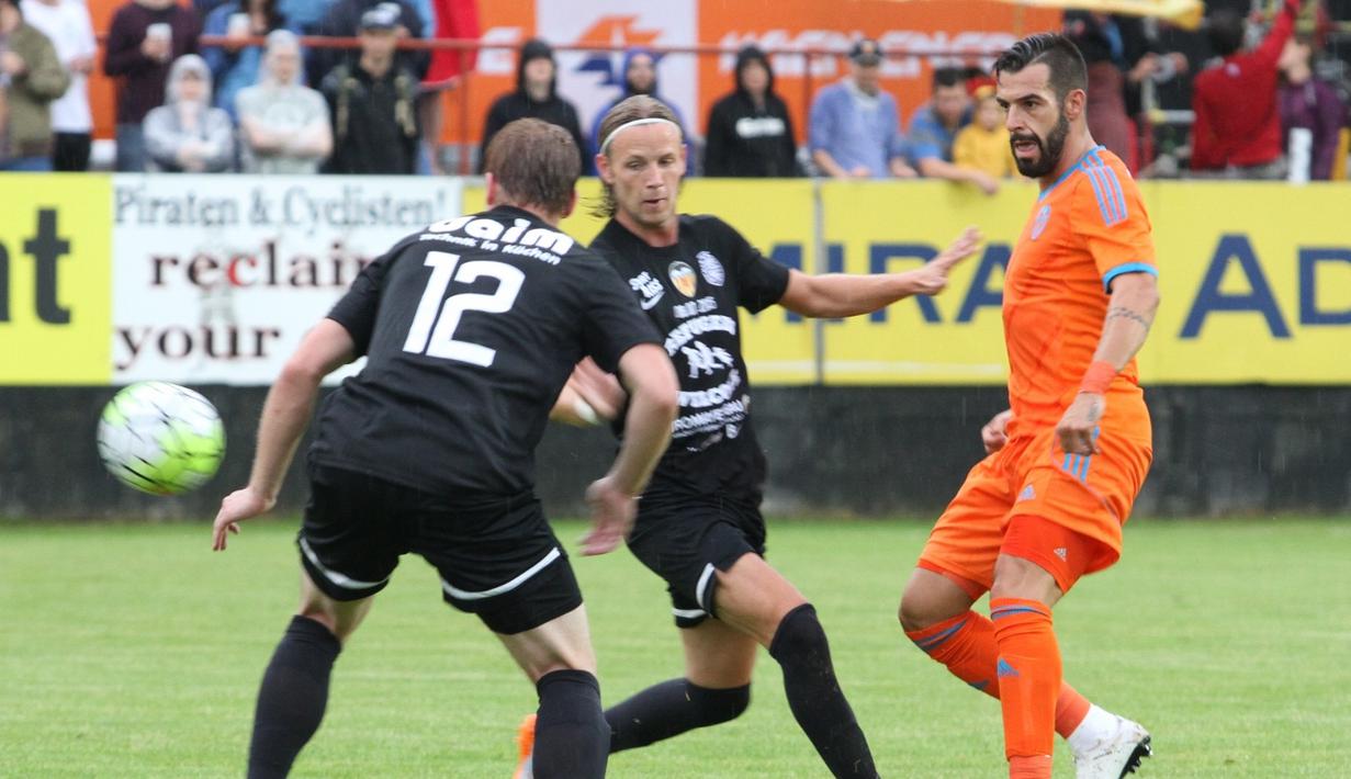 Alvaro Negredo (kanan) ditempel ketat dua pemain Wiener Sport Klub pada laga uji coba yang digelar di ibu kota Austria, Rabu (8/7). (Bola.com/Reza Khomaini)