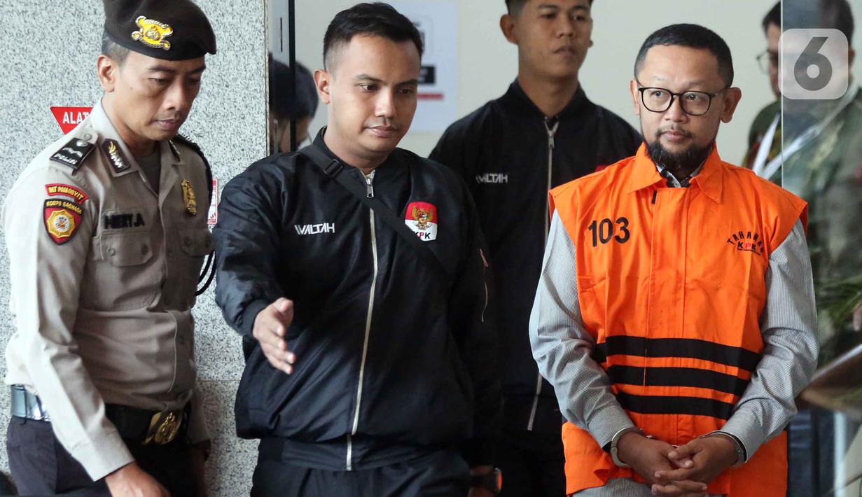 Sebelumnya, Deputi Penindakan dan Eksekusi KPK, Asep Guntur Rahayu, menyebut, pada Jumat (13/3/2026), bahwa Ishfah Abidal Aziz alias Gus Alex memiliki peran dominan dalam pengumpulan fee percepatan ibadah haji khusus dari Penyelenggara Ibadah Haji Khusus (PIHK). Tampak dalam foto, mantan Staf Khusus Menteri Agama (Menag) periode 2020-2024, Yaqut Cholil Qoumas, Ishfah Abidal Aziz alias Gus Alex (kanan) usai menjalani pemeriksaan di Gedung Merah Putih Komisi Pemberantasan Korupsi (KPK), Jakarta, Selasa (17/3/2026). (Liputan6.com/Helmi Fithriansyah)