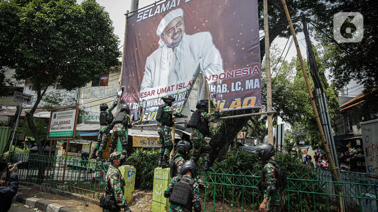 FOTO: TNI Copot Paksa Baliho Rizieq Shihab di Petamburan